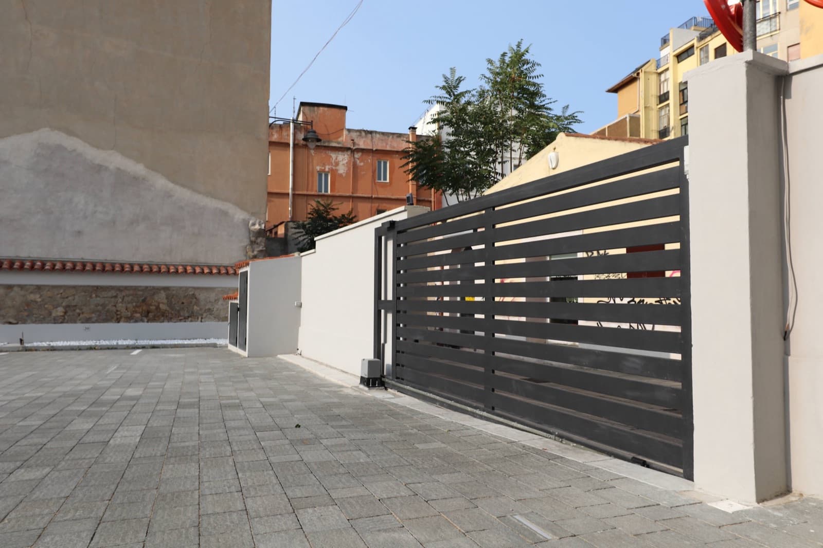 The electric gate at Via Sassari 20